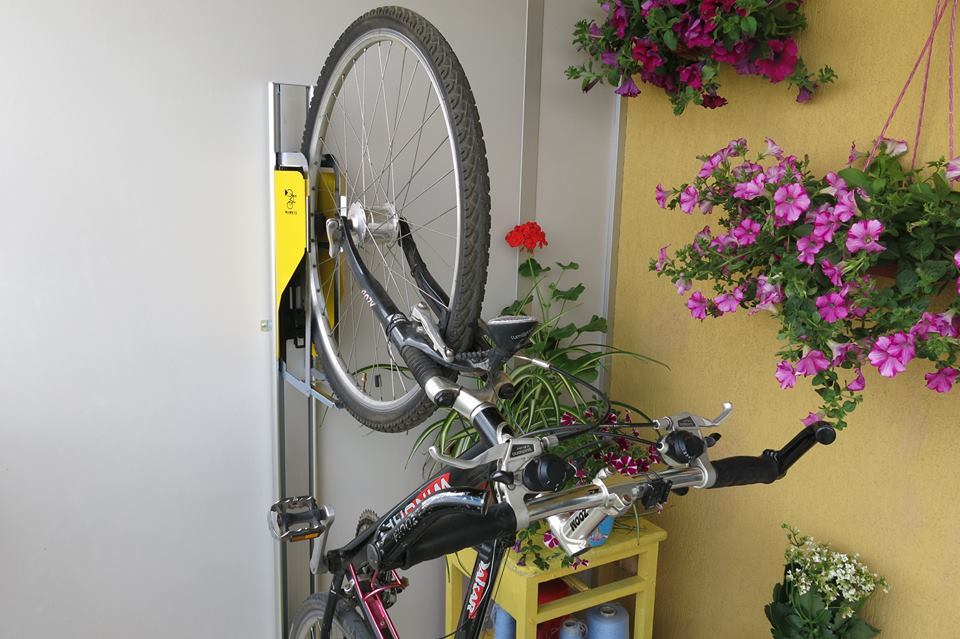 Parkis reportedly works with a wide variety of bicycle types and wheel sizes, although mountain bikers should note that the dolly maxes out at a tire width of 2.0 inches