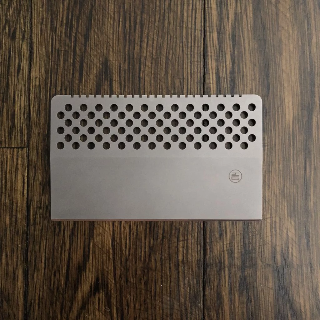 The Lynx knife has dimensions of 88 x 50 mm (3.4 x 2 in), with a thickness of 2 mm (0.08 in)