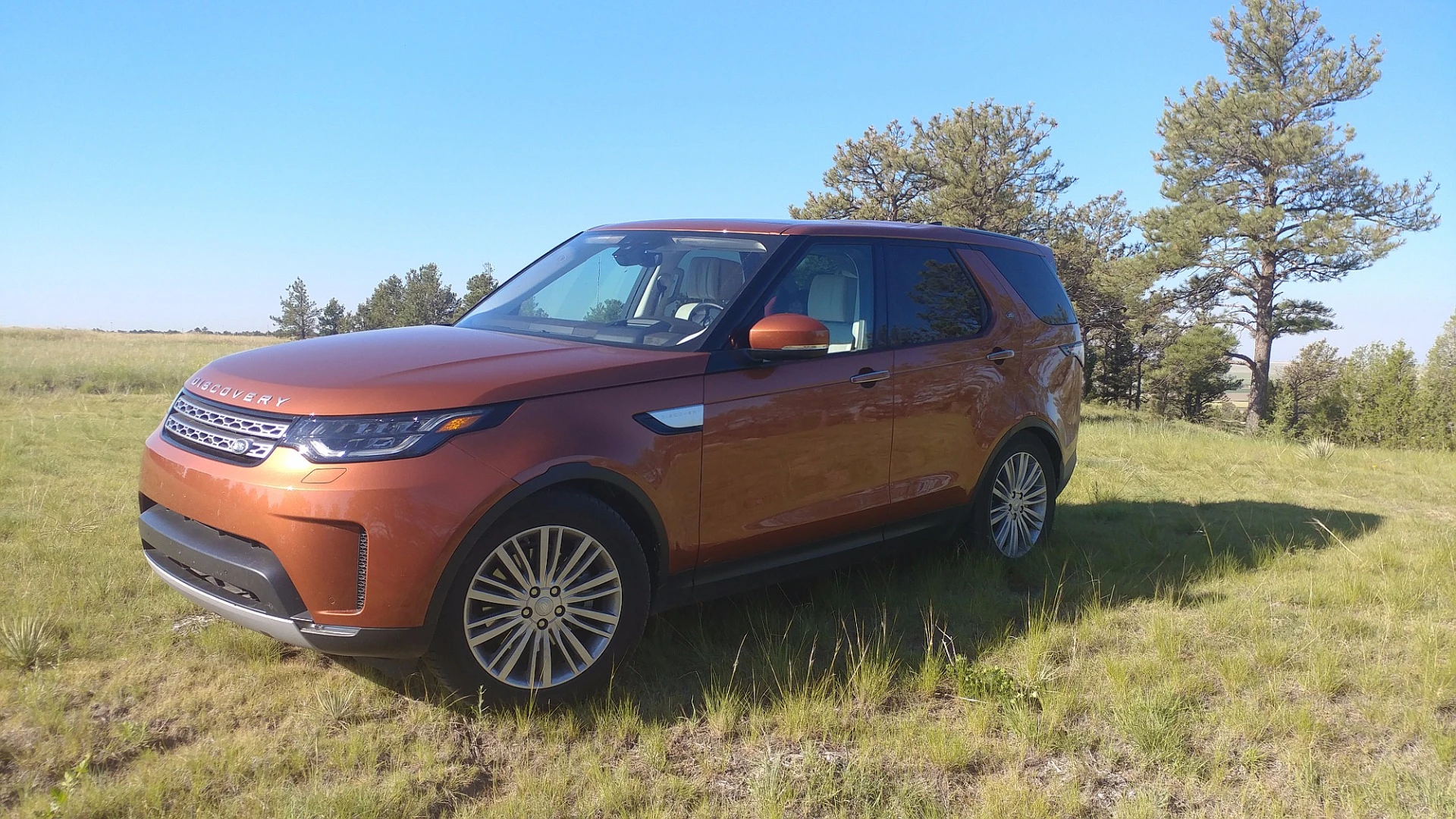 To nutshell the 2017 Land Rover Discovery, we’d say that it’s rugged, capable, and much more like last year’s Discovery Sport model in terms of handling and fuel economy
