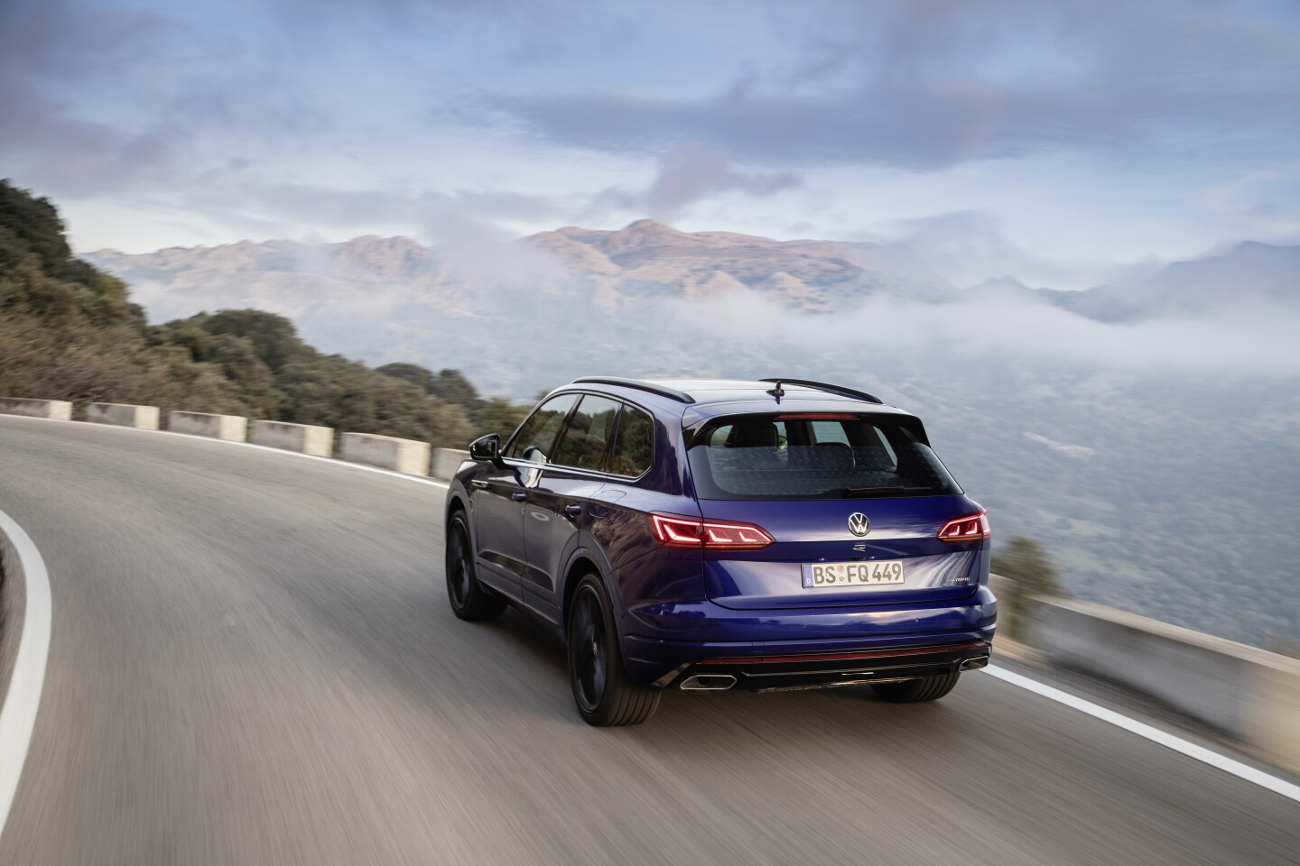 Whether you need a mid-size SUV for city or mountains, the Touareg R offers some interesting advantages