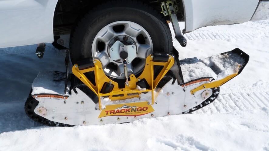 Integrated rubber rollers press into the tire from either side, apparently holding everything securely in place