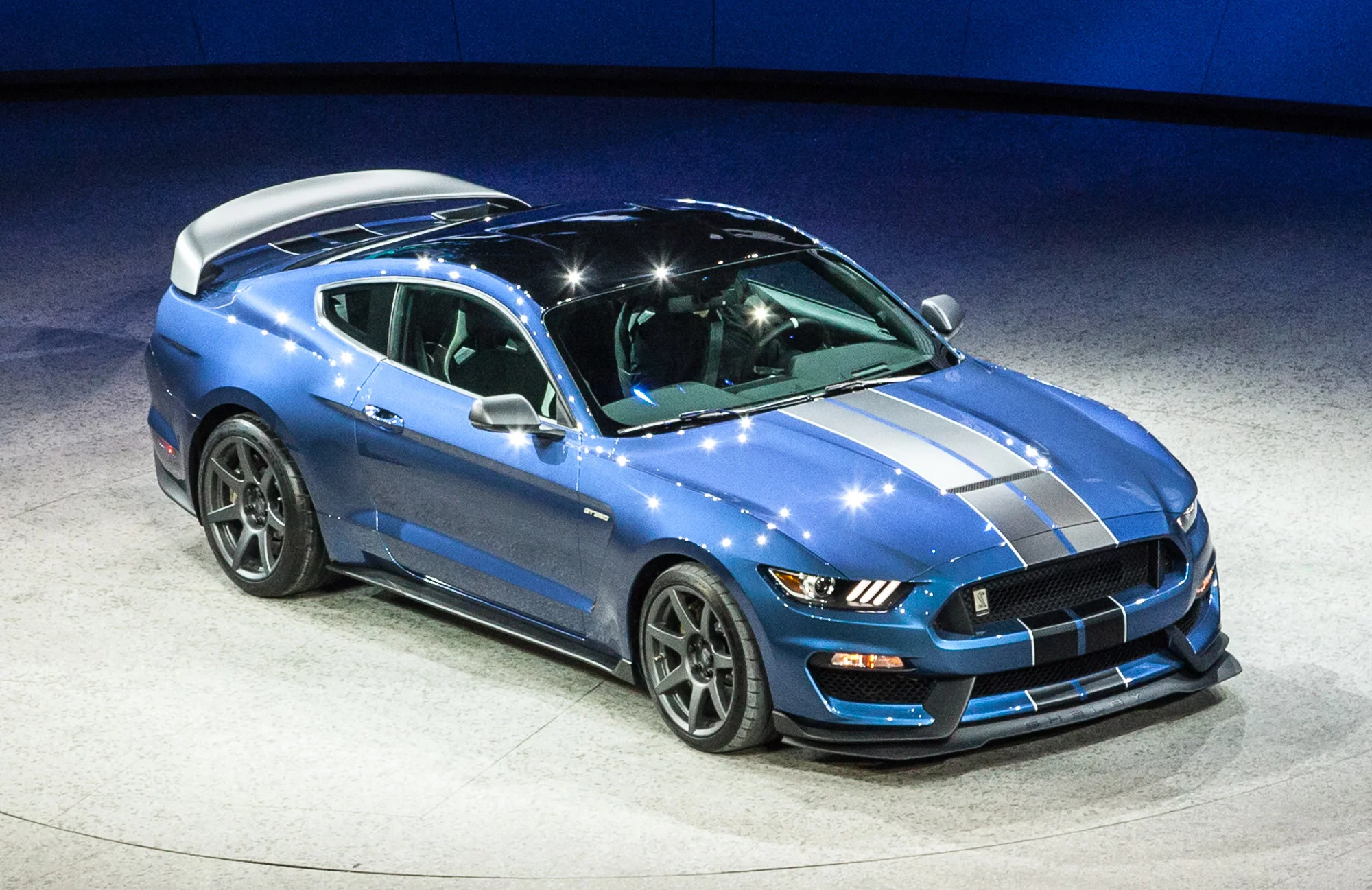 The Shelby GT350R launch was equally impressive, the iconic sportscar hitting the stage sideways with tires smoking (Photo: Gizmag/Loz Blain)
