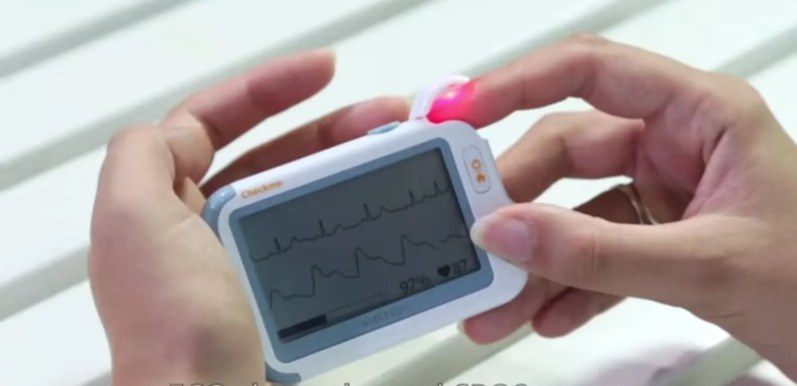 Viatom CheckMe can measure heart rate and blood pressure simultaneously