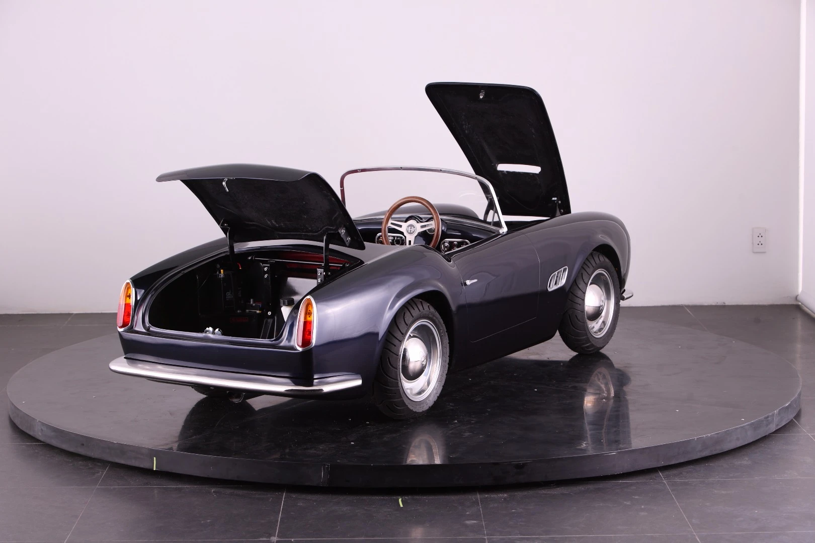 Harrington Group's 250 California Spyder retails for £7,999, US$12,399 or €11,299 depending on the customer 's preferred currency, with shipping costs on top of that