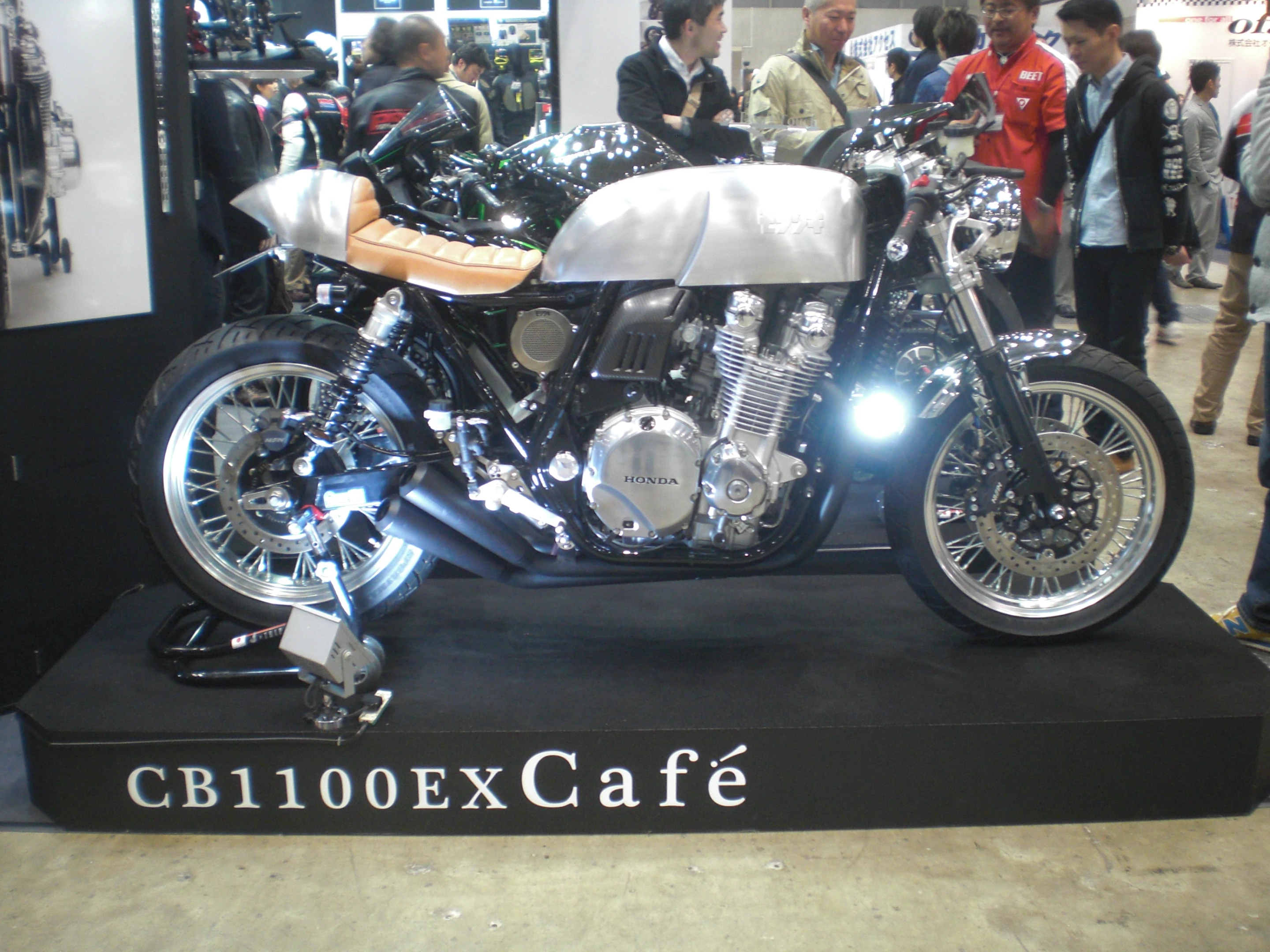 Based on the Honda CB1100EX, art meets fine engineering in this Cafe-Classic (Photo: Stephen Clemenger/Gizmag.com)
