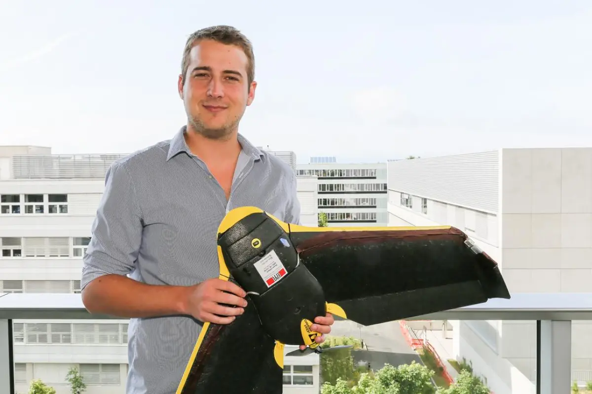 Jonathan Cheseaux with the drone that uses a Wi-Fi antenna to locate mobile phones (Photo: Alain Herzog)