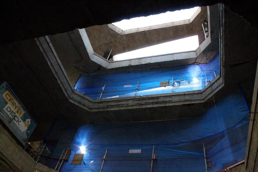 Looking up to the surface from the bottom of what wil be Farringdon’s eastern ticket hall (Photo: Stu Robarts/Gizmag)