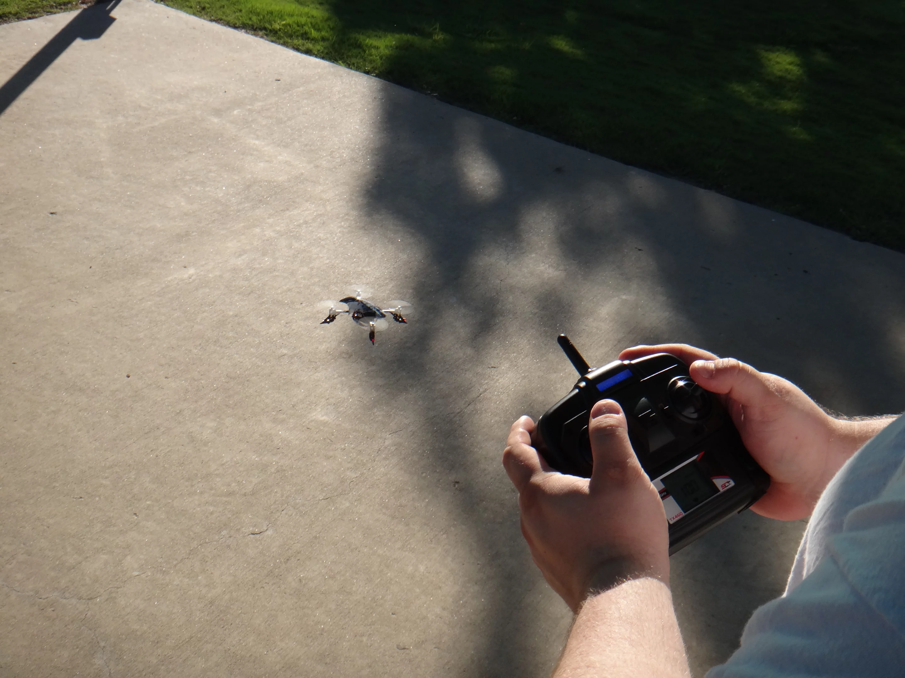 The ready-to-fly model of the 1SQ V-Cam, includes a radio transmitter already programmed and linked to the quadrotor straight out of the box
