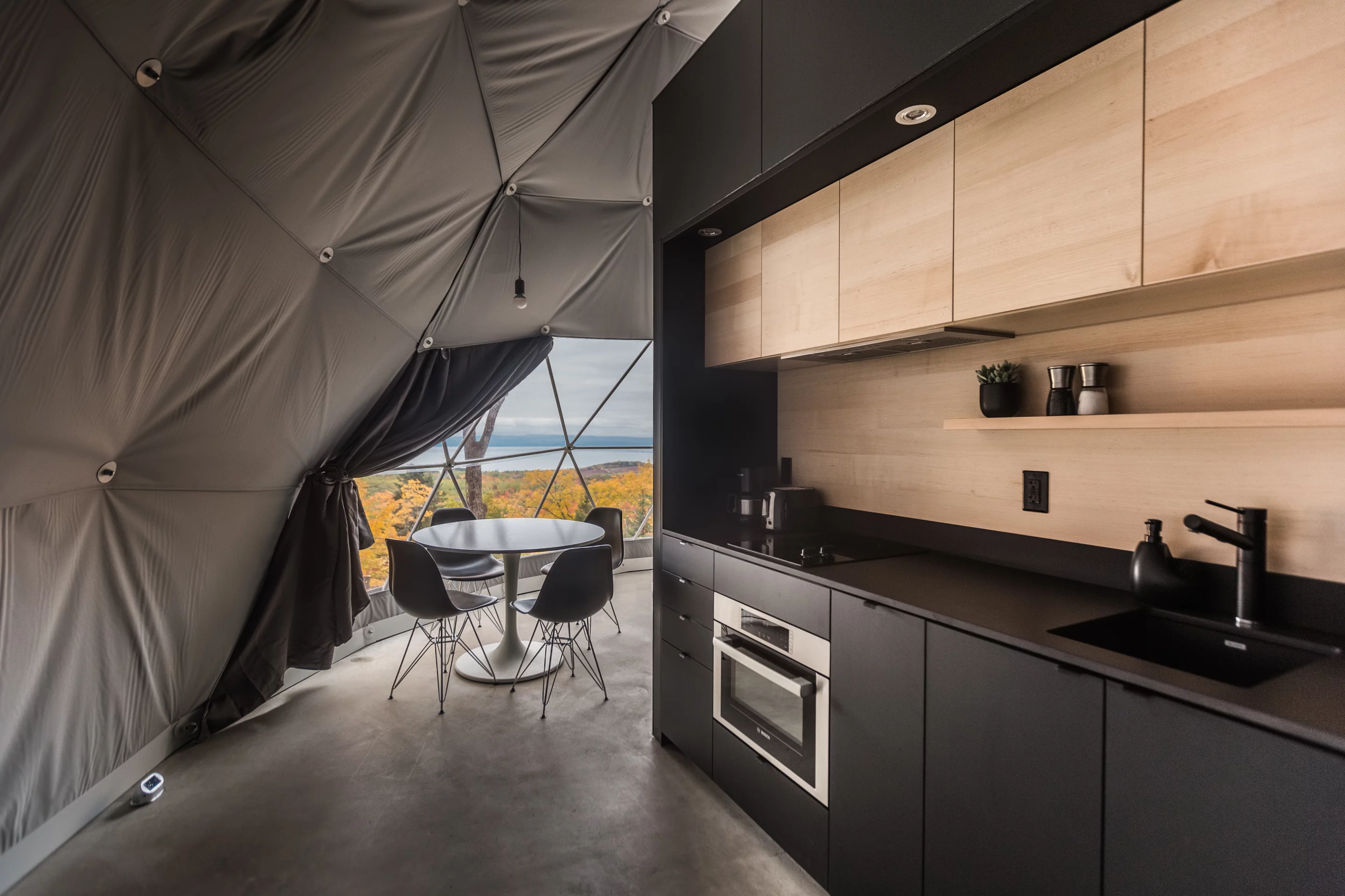 The built-in central service unit elegantly separates the dwelling into its different living zones and houses the complete kitchen