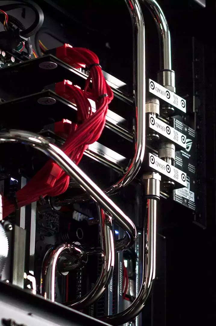 The liquid-cooled Aventum II sports three 420 mm radiators to help keep key components cool