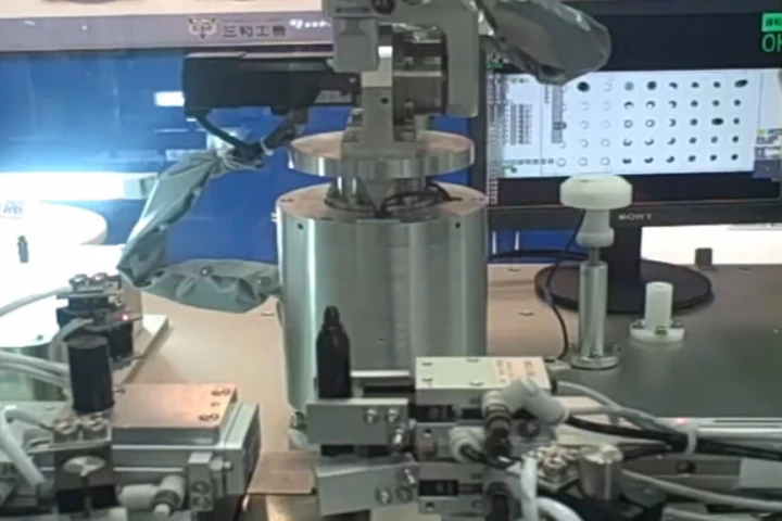 The pen assembly machine from Keyence