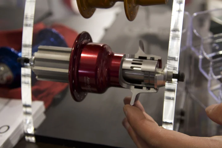 The GOKISO Aerospace Hub for bicycles is designed to keep bearings from getting compressed when the axle shaft deforms under pressure (Photo: Gizmag)