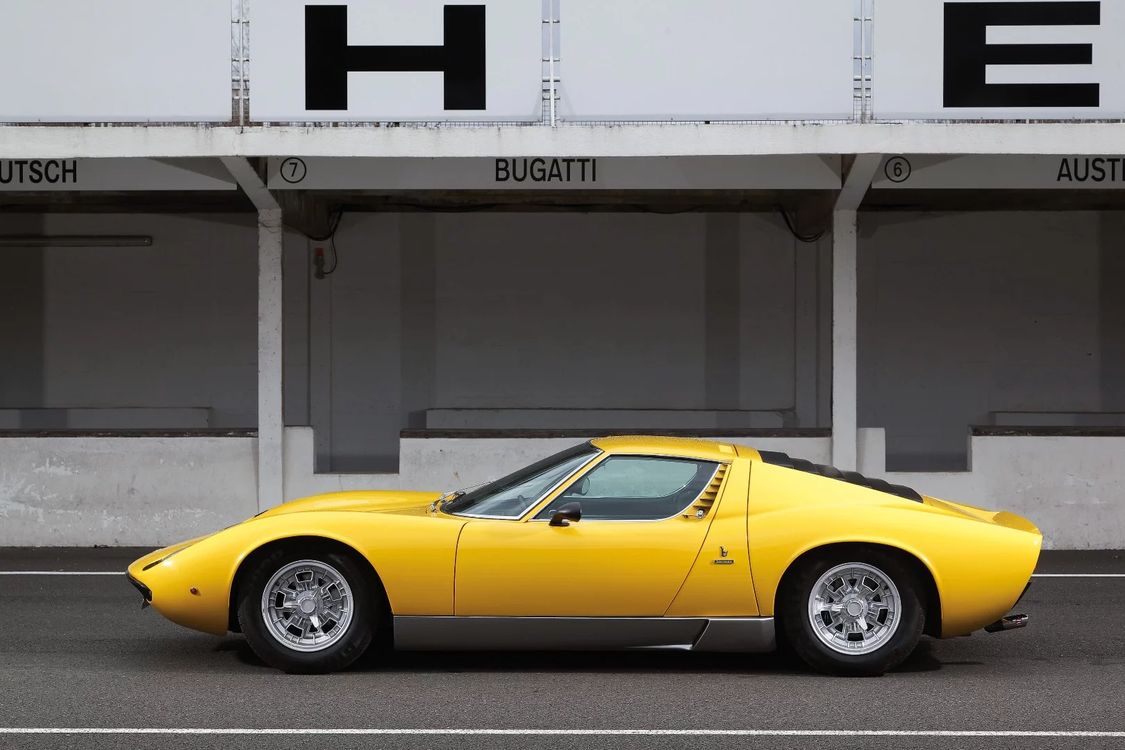 This 1971 Lamborghini Miura P400 S by Bertone is estimated to sell for between €900,000 and €1,400,000 at RM-Sotheby's Villa Erba auction on May 23, 2015. Image: Bernard Canonne and RM-Sotheby's