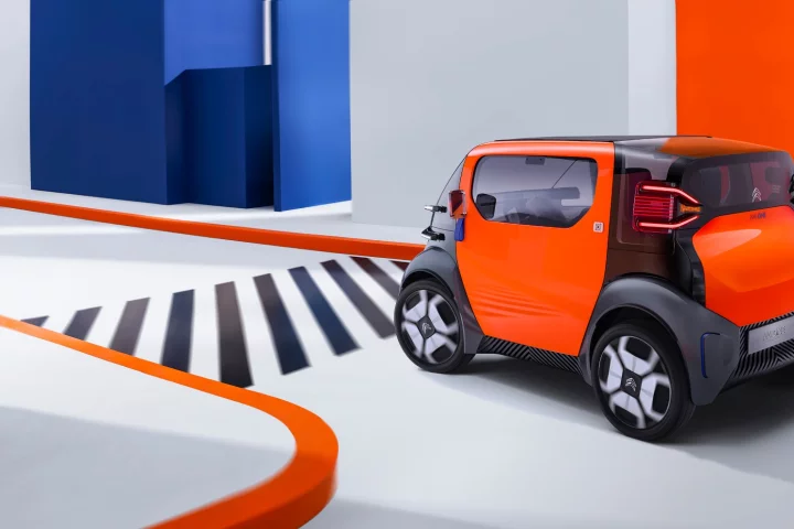 Citroën imagines its 425-kg (936-lb) Ami One scooting around city centers without too much trouble at all