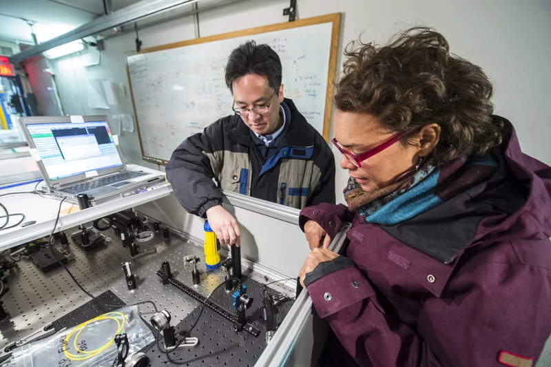 Fermilabe scientists and their Holometer device (Photo: Fermilab)