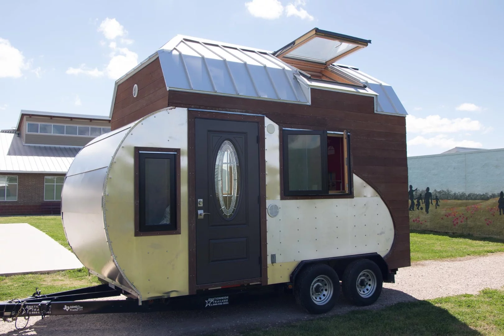 The Tiny Drop comprises a total floorspace of 150 sq ft (14 sq m)