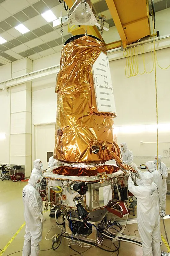 Photometer being lowered into Kepler spacecraft (Image: NASA)