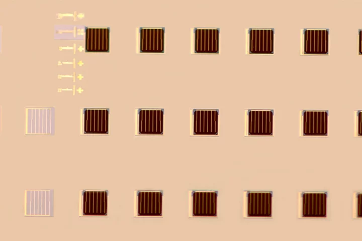 Arrays of stacked multi-junction cells achieving ultra high efficiencies were produced using a printing-based assembly process