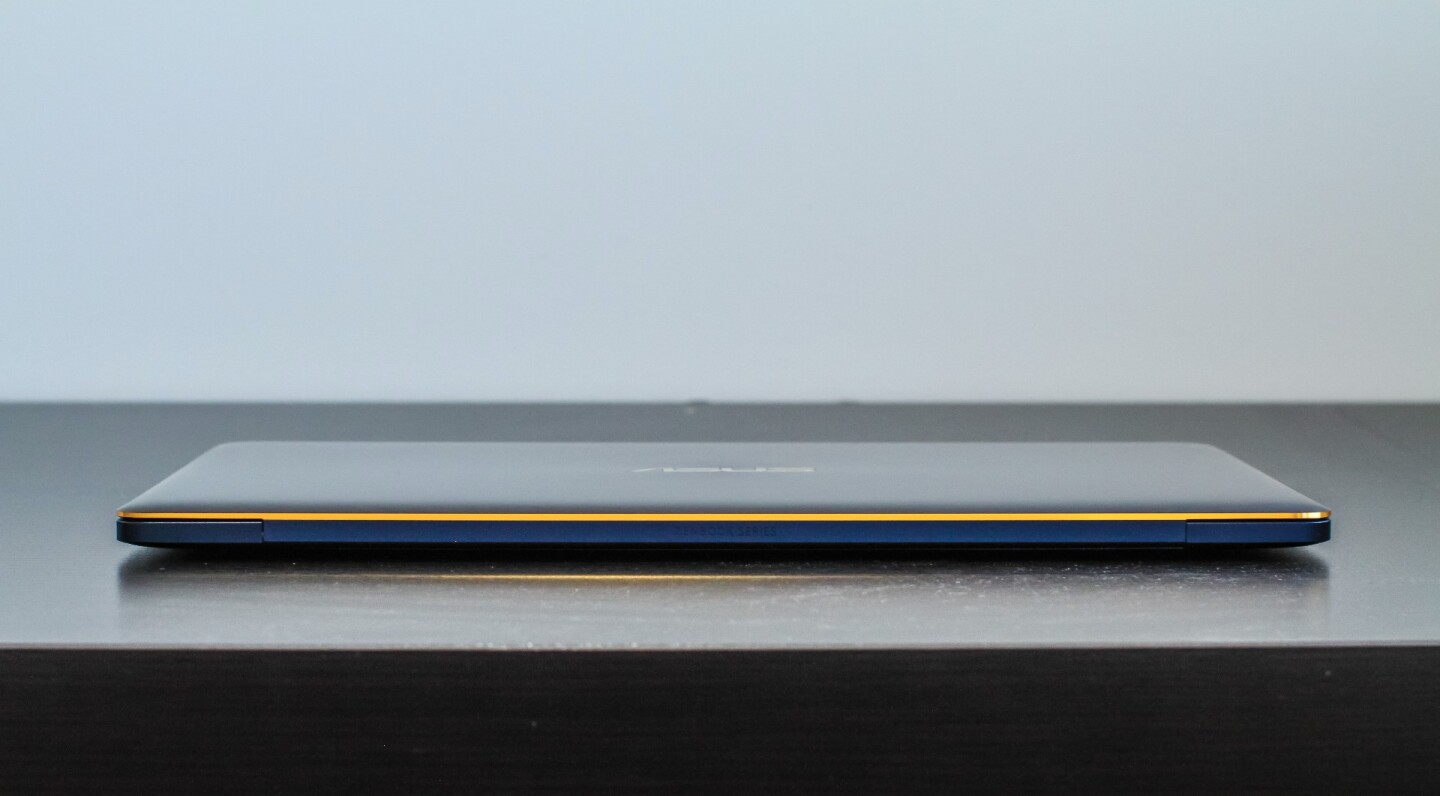 Asus Zenbook 3: right side has the USB-C port