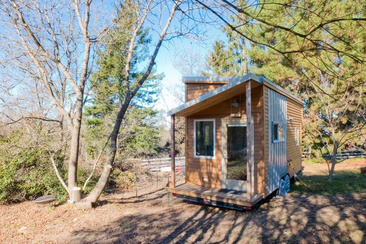 American web designer Alek Lisefski has recently finished building his very own tiny house on wheels
