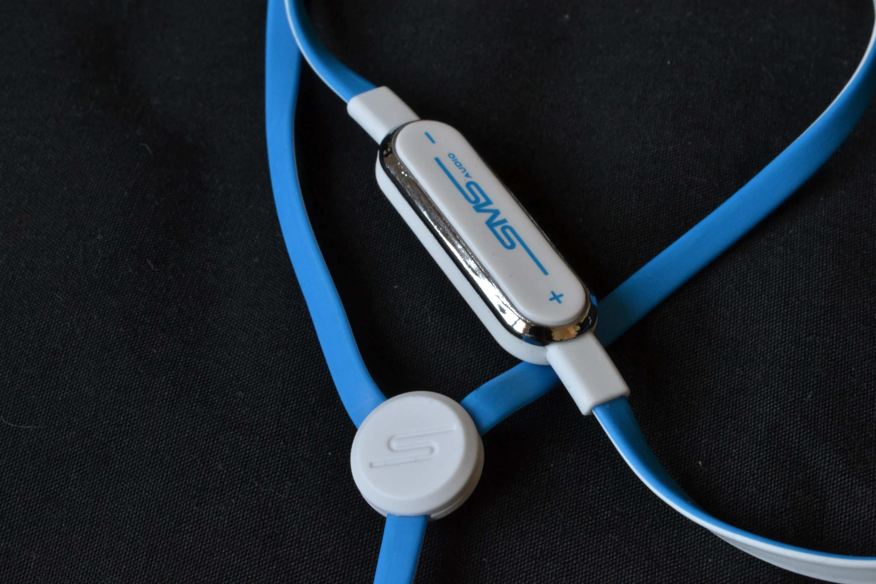 Roughly in the middle of one of the Y arms leading to the bud there's an Apple volume and playback control that also has a built-in microphone