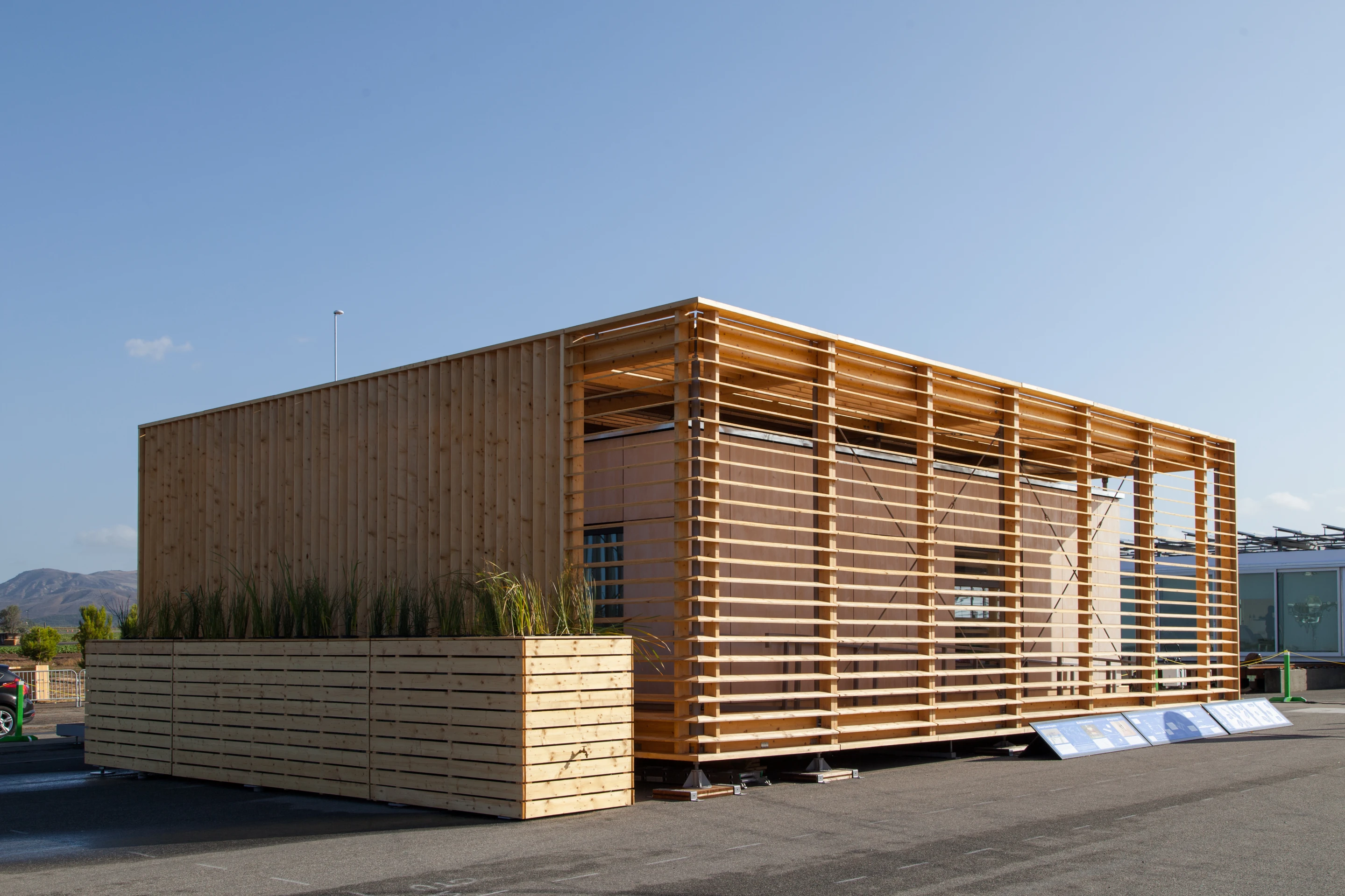 The lattice "second skin" shades the timber walls of the AIR house by Czech Technical University(Photo: Jason Flakes (Nomoi)/U.S. Department of Energy)