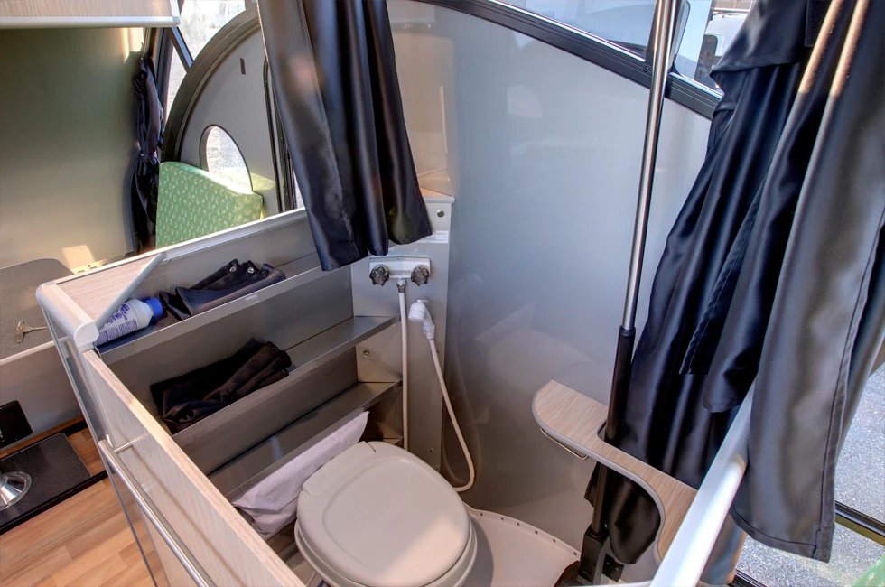 The Alto R 1723 features a flush toilet