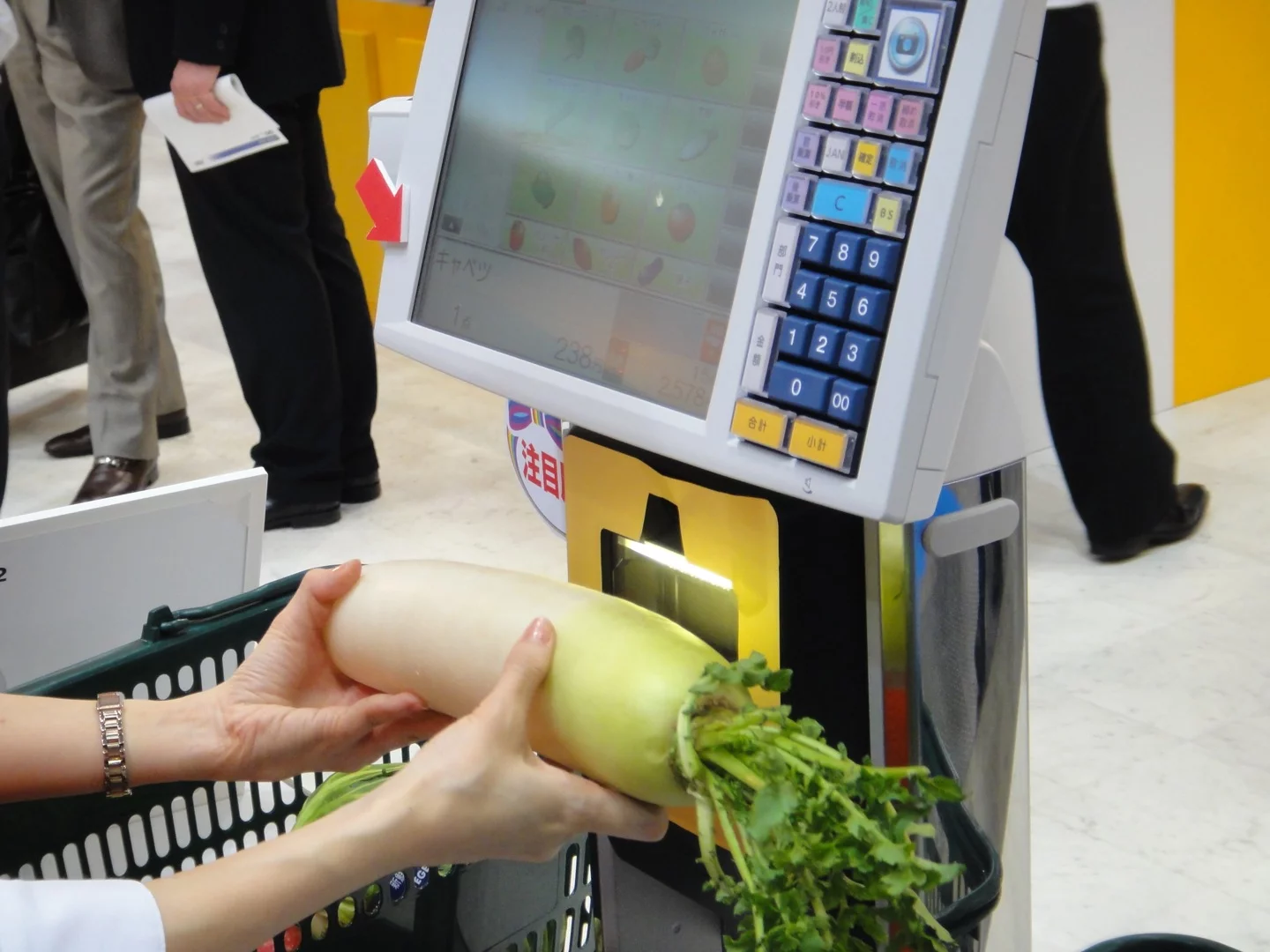 Toshiba Tec's new supermarket scanner is able to identify grocery items based on their appearance, not barcodes (Photo: DigInfo)