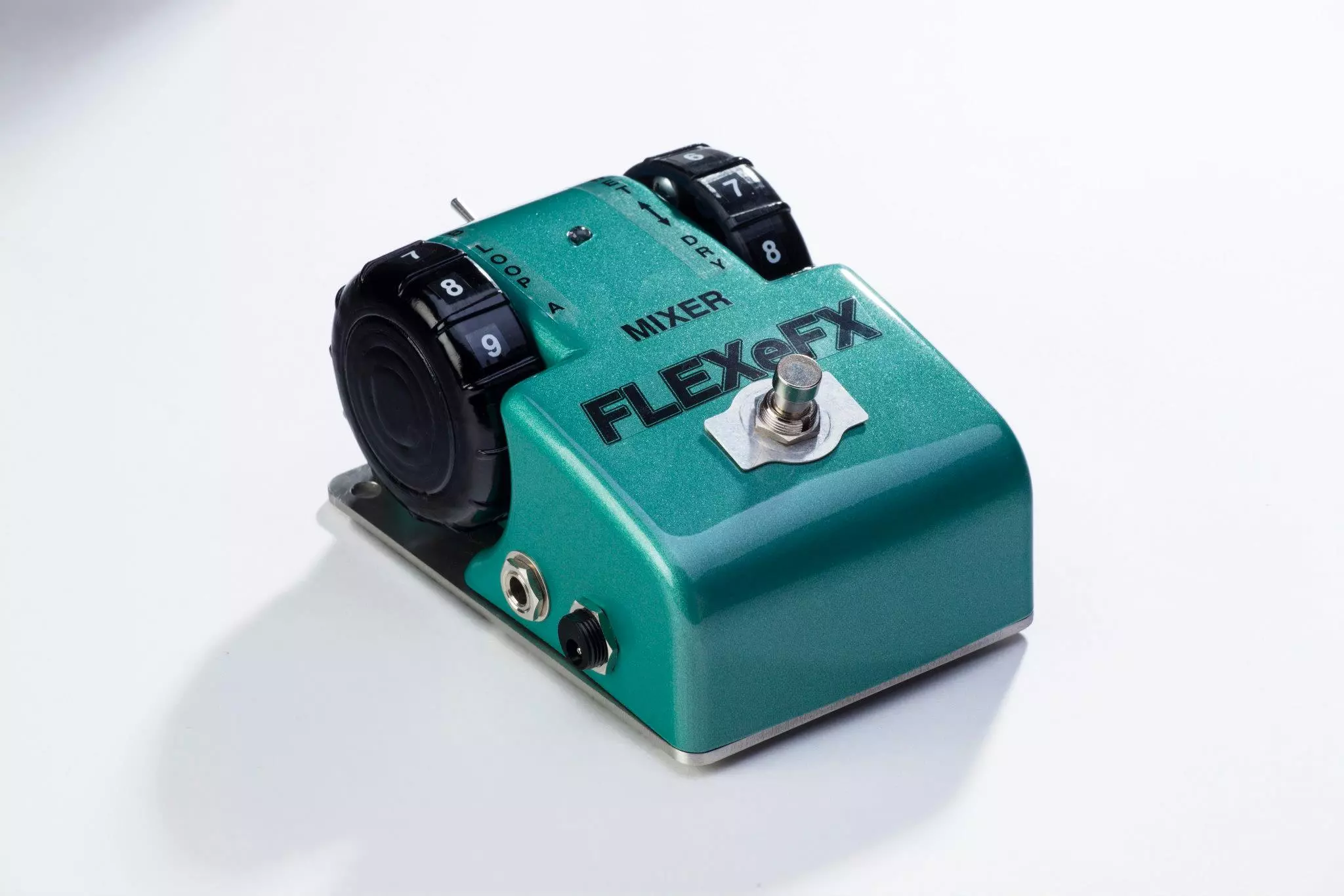 The left wheel of the Mixer pedal mixes the loops in parallel, while the right mixes the effects and amplifier signals