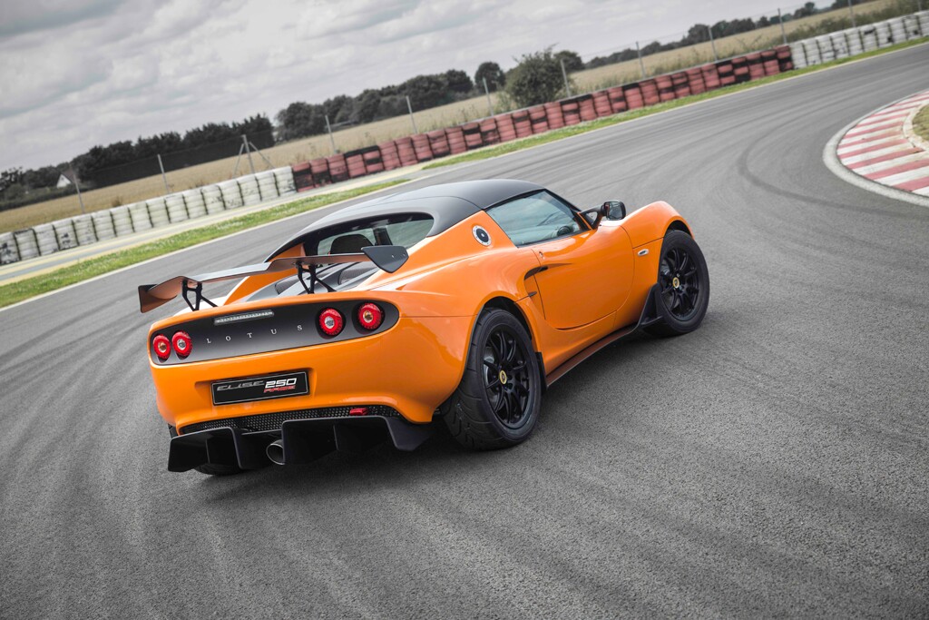 An optional carbon pack makes the body kit 10 kg lighter