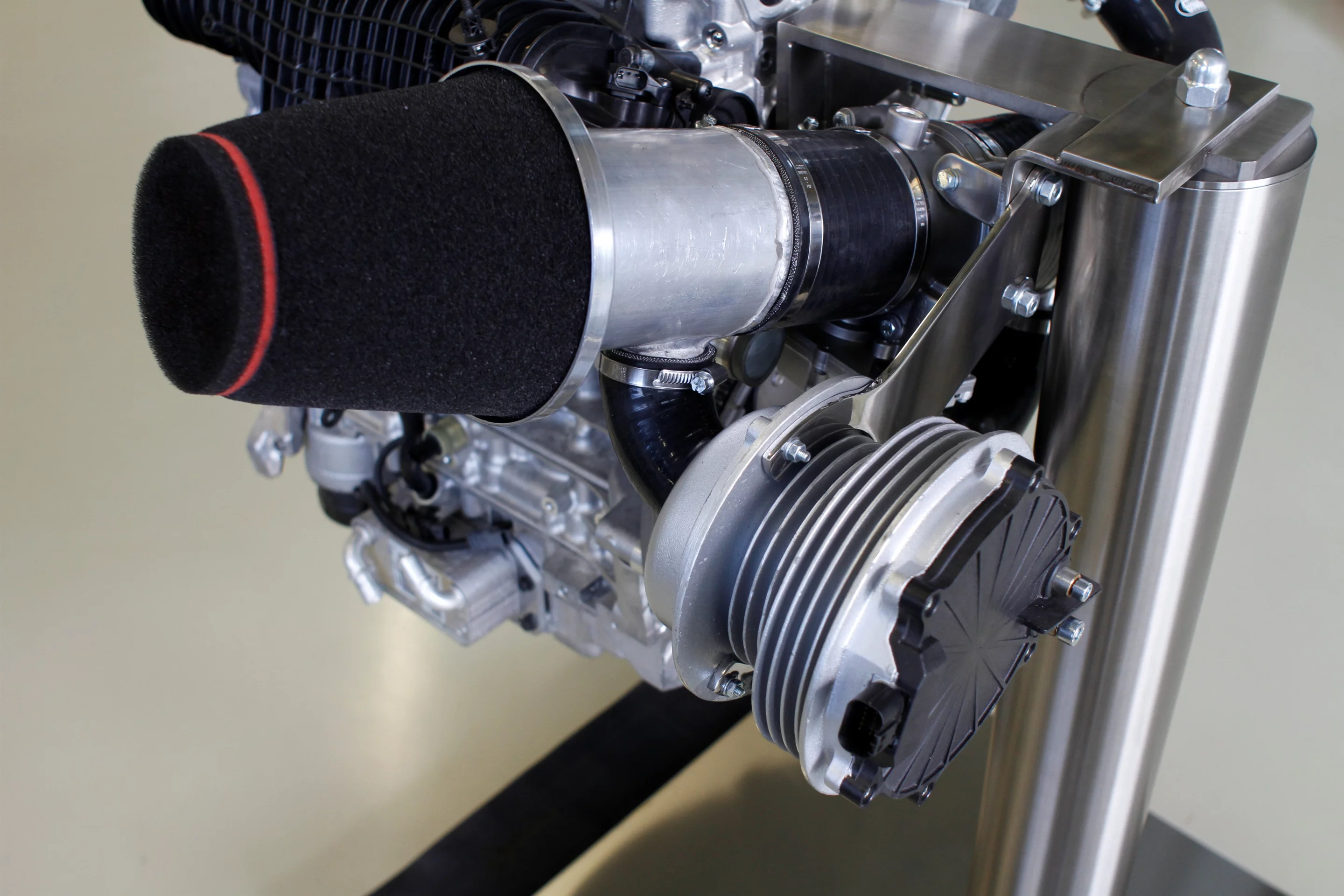 Unlike regular turbocharged engines which rely on engine exhaust to spin the turbos, Volvo has come up with a clever bit of pre-spooling engineering in the high powered 4-cylinder