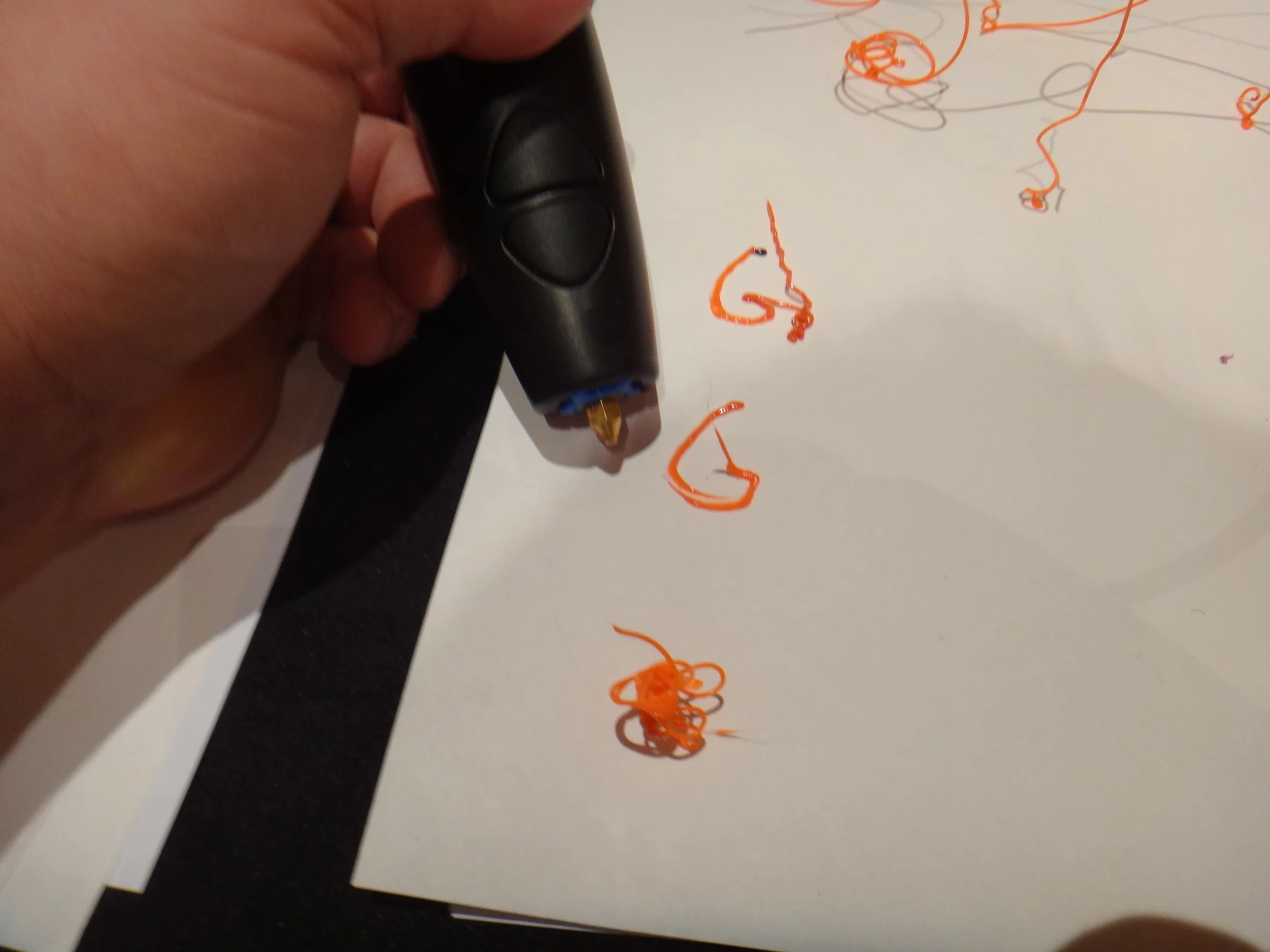 Sketching 2D images on paper can be tricky, as evidenced by my failed attempts to write the word, "Gizmag," which only got as far as the first two letters