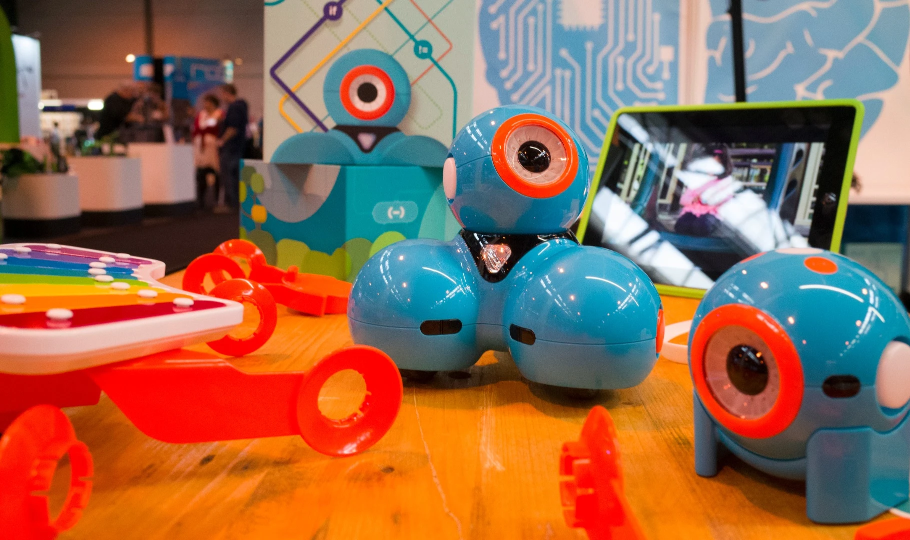 Dash and Dot have been been designed to guide kids through the world of coding and robotics