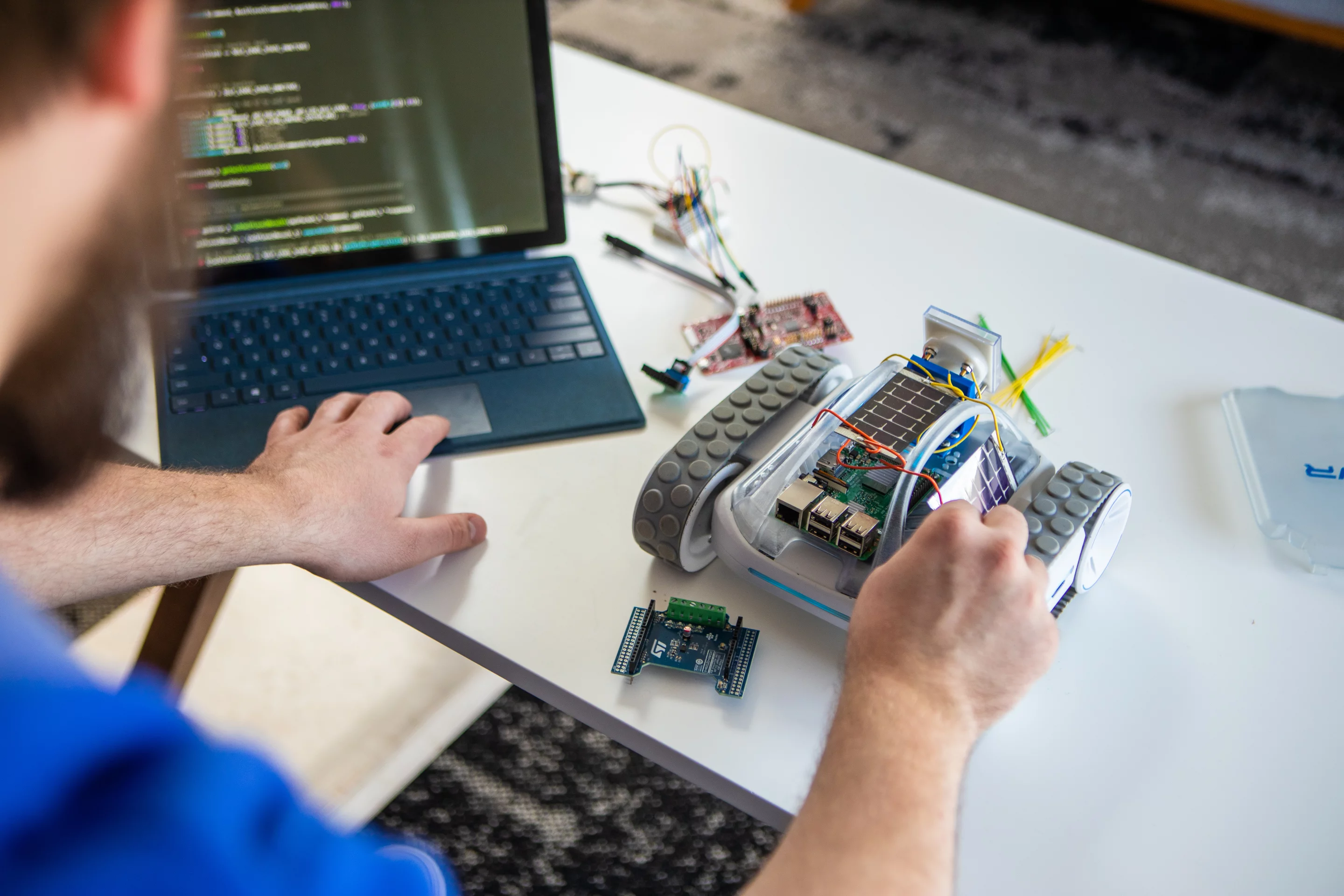 The Sphero Rvr robot features a 4-pin universal expansion port, allowing makers to install third party computer boards like a Raspberry Pi or Arduino