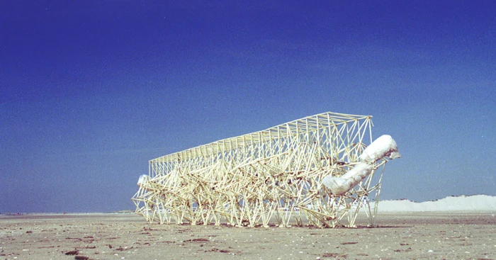 The large Geneticus Ondula beach animal, a mutatnt version of the Geneticus (Photo: Theo Jansen)