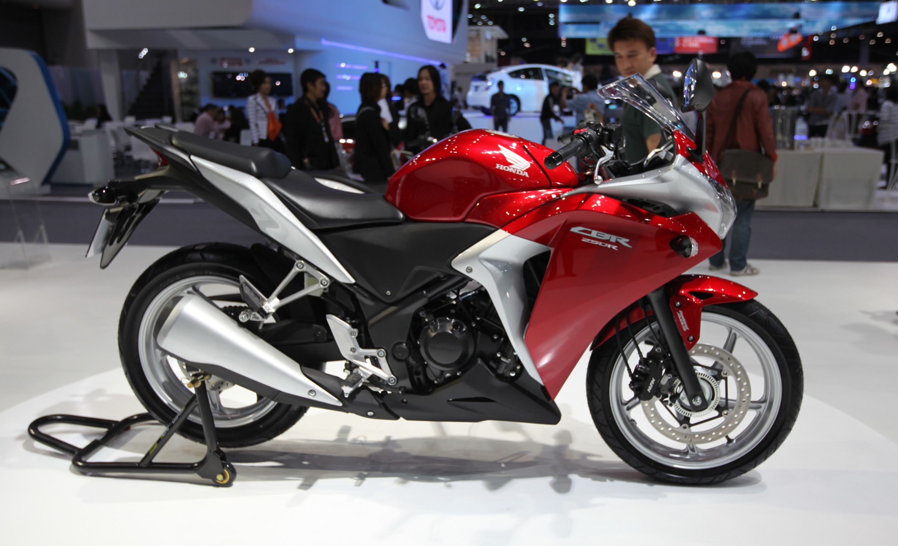 2011 Honda CBR250R: The Babyblade is back! 