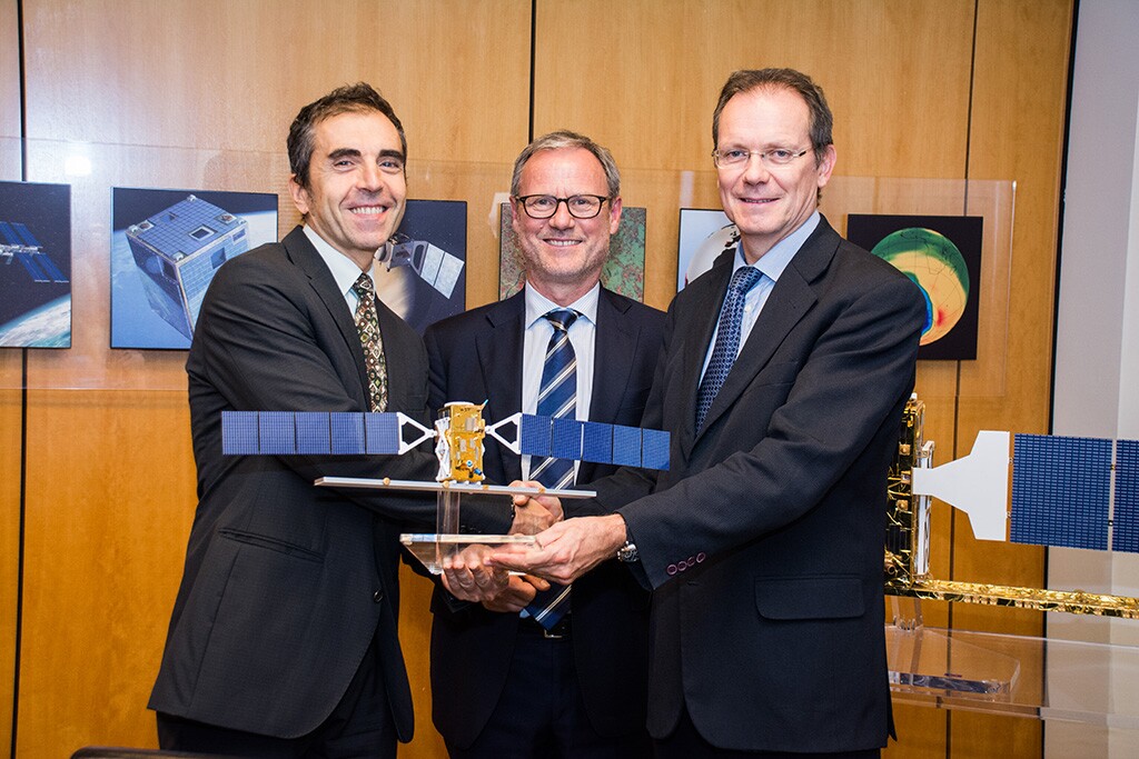 Sentinel-1A was formally transferred from Project Manager Ramón Torres (left) to the Mission Manager Pierre Potin (right) on 25 September 2014 in the presence of ESA’s Director of Earth Observation Programmes, Volker Liebig (centre) (Photo: ESA)