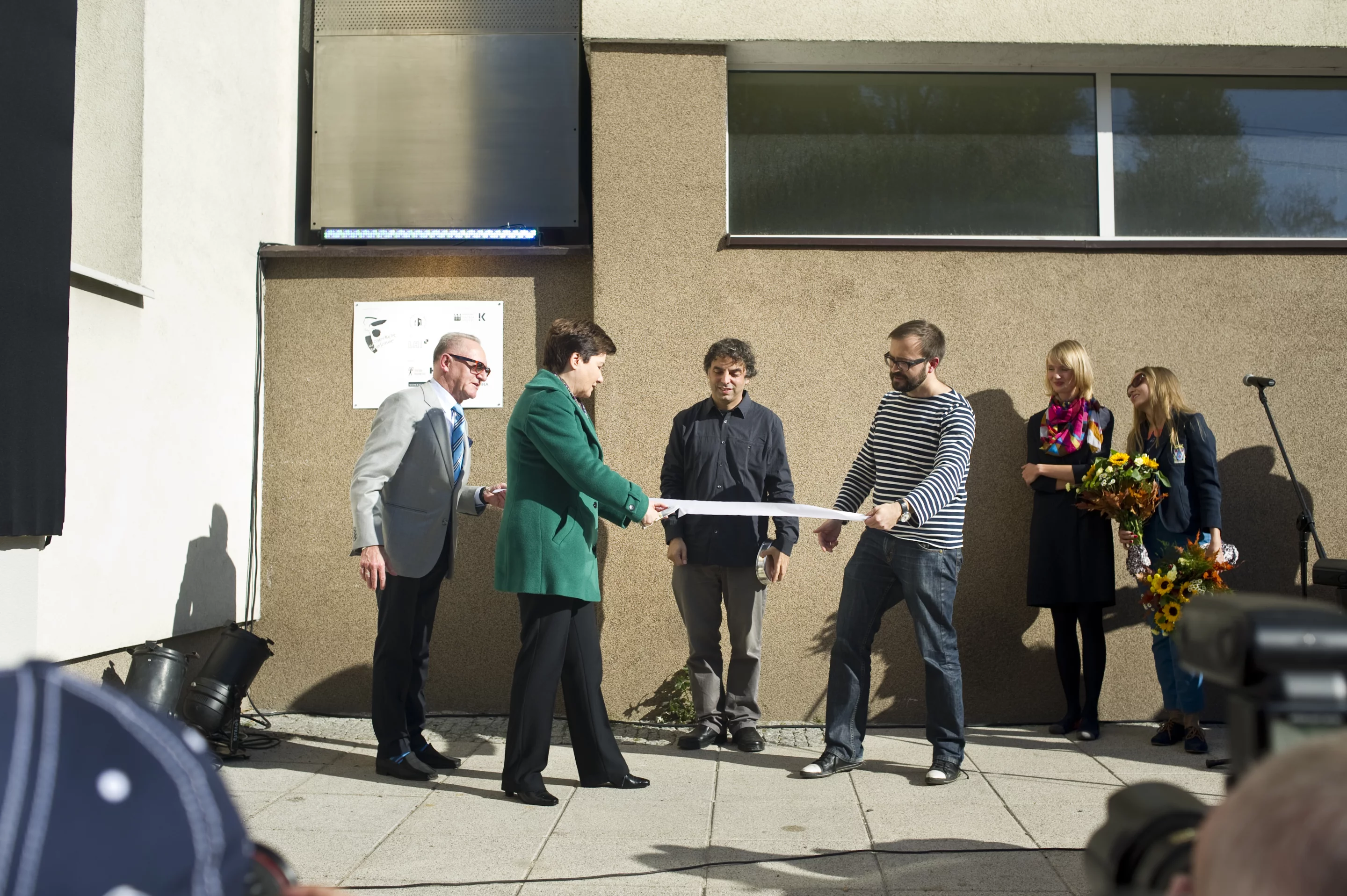 Cutting the world's shortest tape? (Photo: Bartek Warzecha, © Polish Modern Art Foundation)