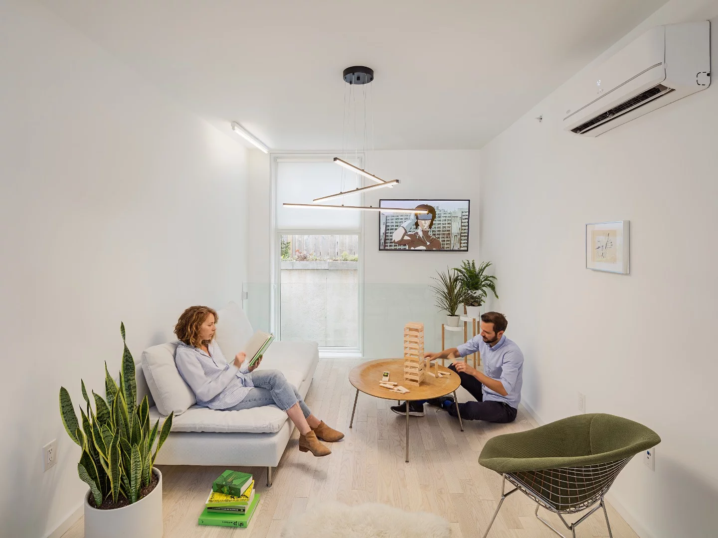 Tiny Tower's interior is arranged around five floors, plus a rooftop terrace