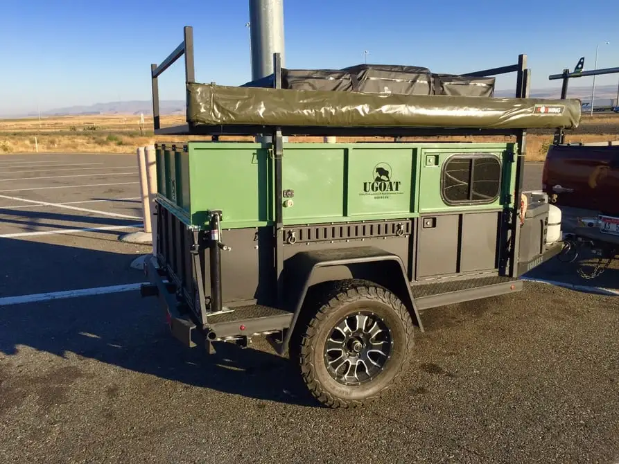 The lifting tent platform/roof rack adjusts around the set-up and cargo below