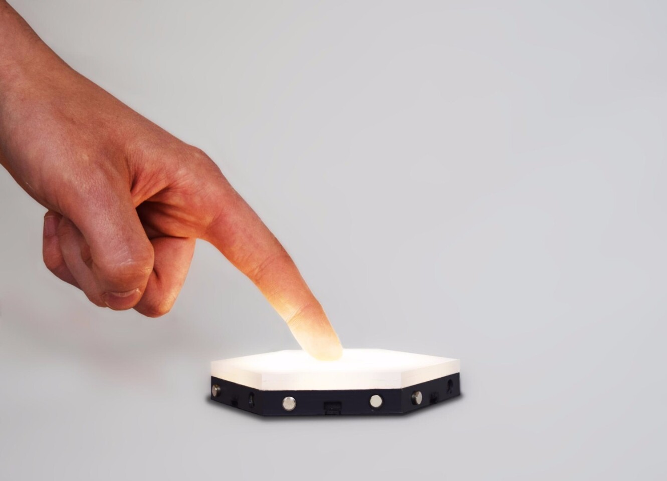 Включи светильник. Лампа включается от прикосновения. Светильник который включается от прикосновения. Светильник от прикосновения руки. Светильник настенный от прикосновения.