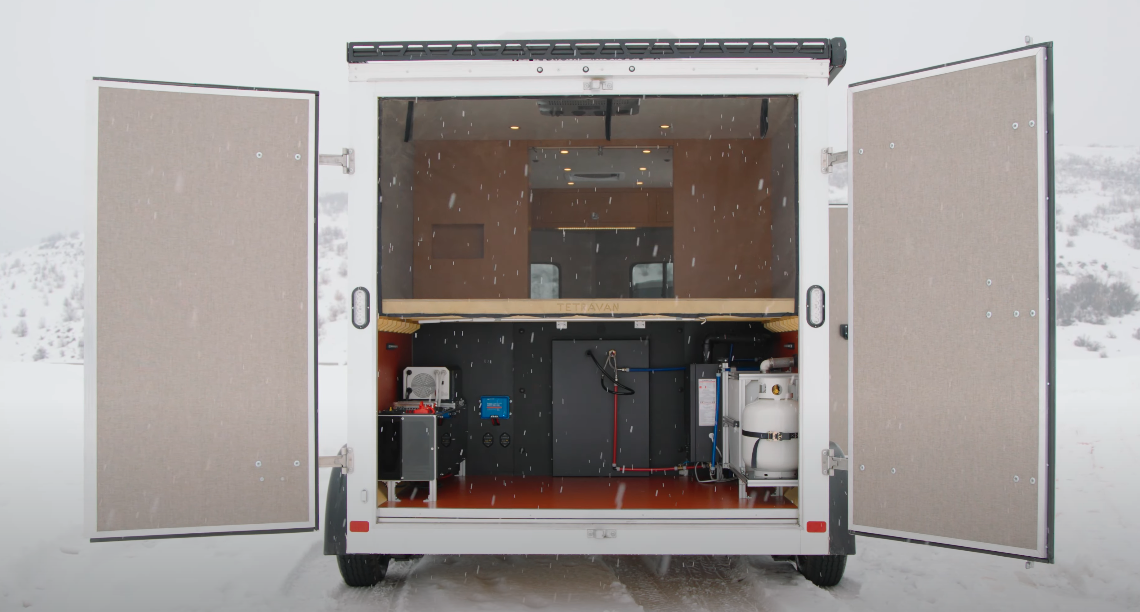 Debajo de la cama, Tetravan instala electrodomésticos y un espacio de garaje abierto.
