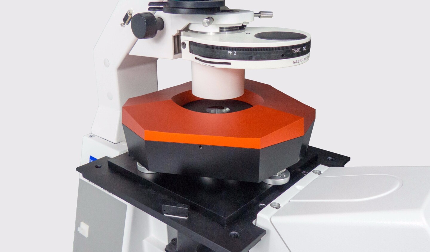 The cell-weighing scale, mounted on a microscope