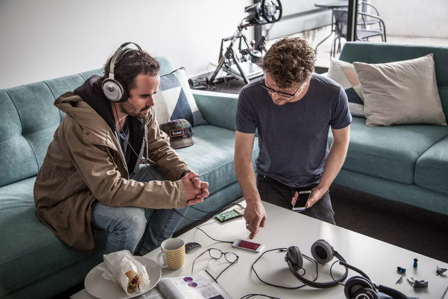 Gizmag's Nick Lavars with Nura's Kyle Slater, testing the Nuraphone adaptive headphones