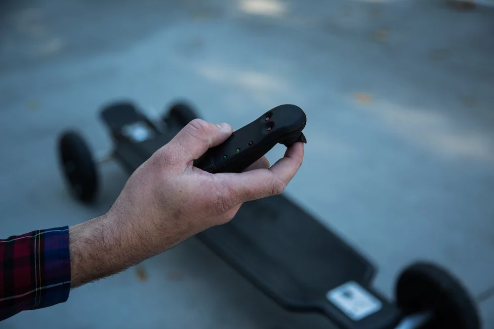 The Carbon Series is a polished product right from the chrome trucks and sleek, lightweight deck to the minimal finger controller that fits snugly in-hand (Photo Noel McKeegan/Gizmag.com)