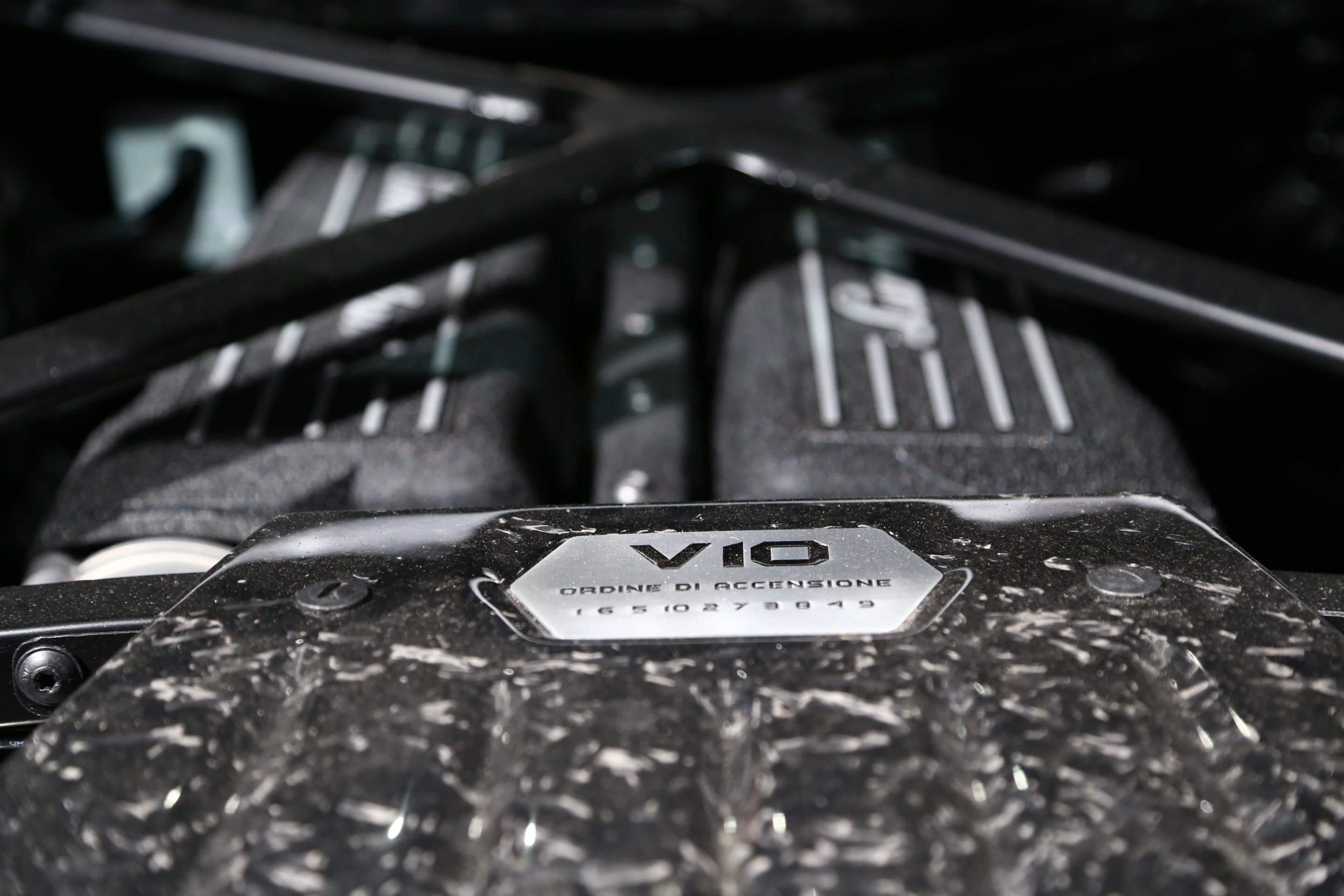 The Huracán gets power from a 610 hp, 5.2-liter V10 that uses Lamborghini’s new "Iniezione Diretta Stratificata" (IDS) fuel delivery system (Photo: Angus MacKenzie/Gizmag.com)