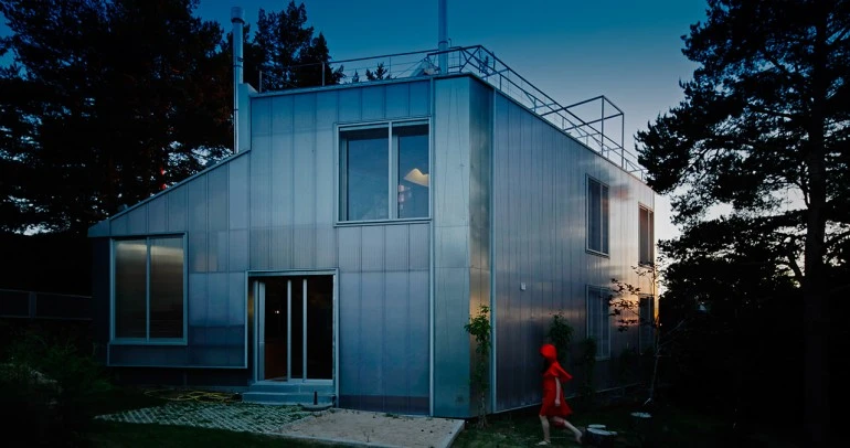 Espinar House embraces the classic theme of an isolated cabin in the woods, but adds a modern twist (Photo: Miguel de Guzmán)