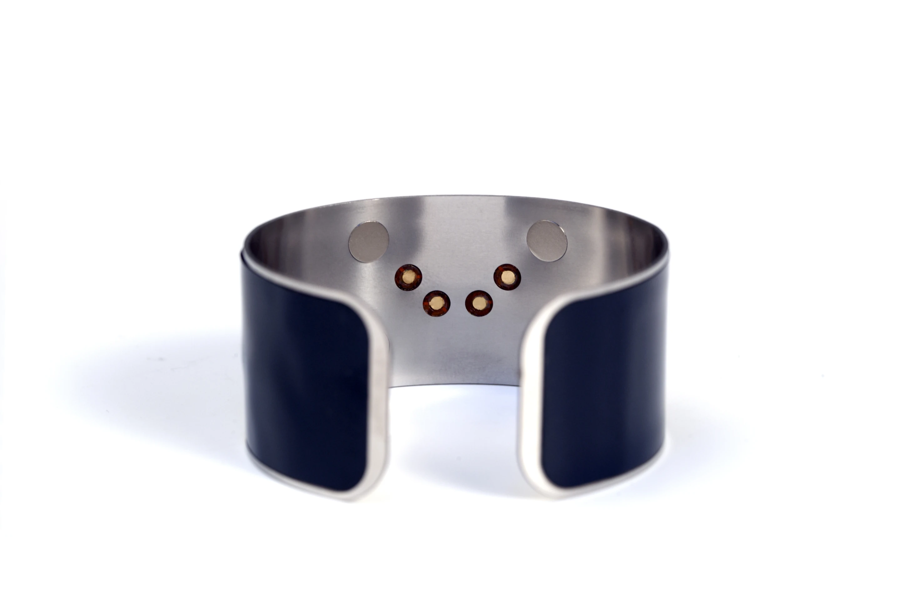 The CST-01 has gold-plated contacts on the watch that connect with pogo-pins on the charger to top up the built-in Thinergy Micro-Energy Cell