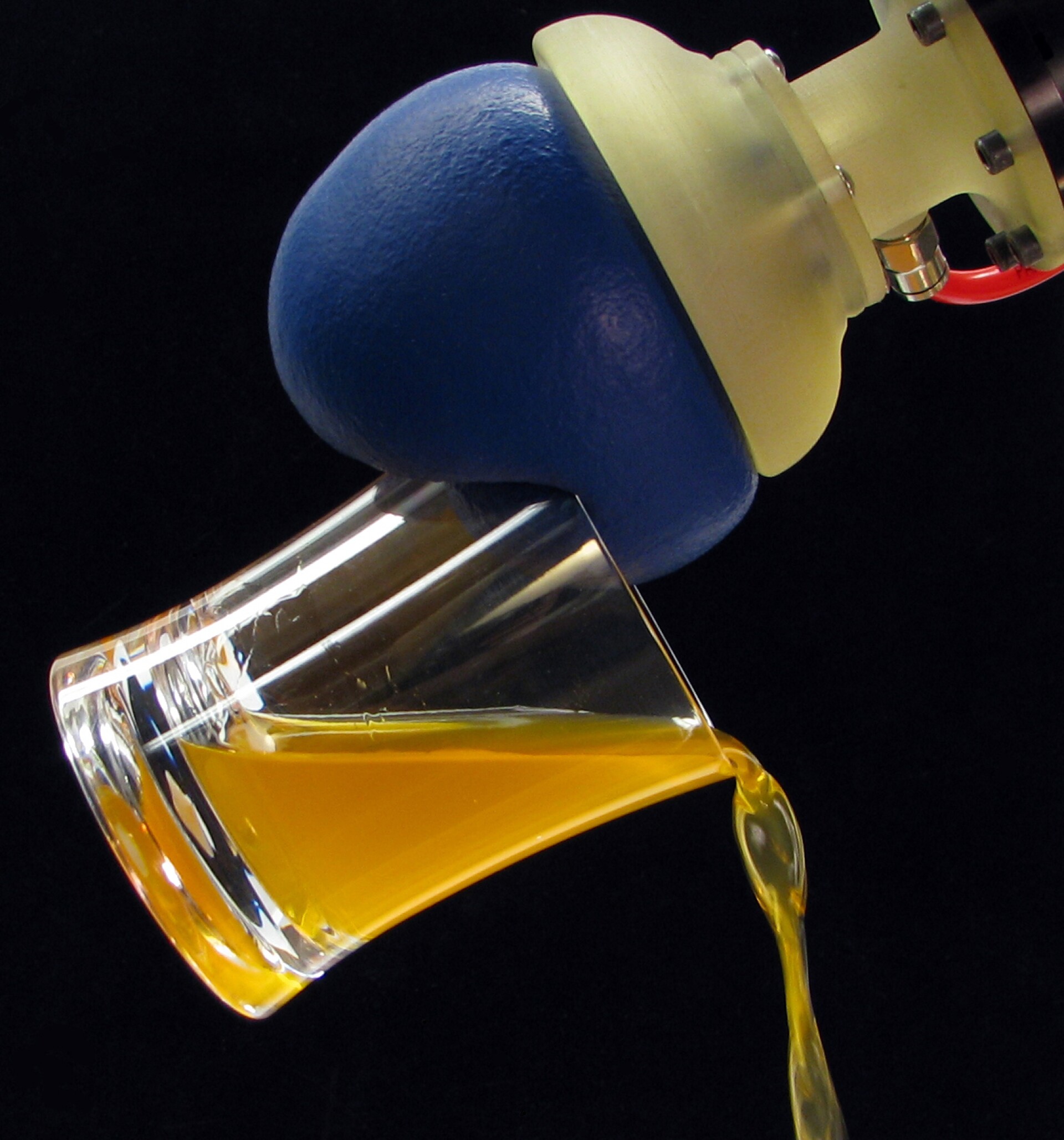 Robotic gripper picks up objects using coffee grounds and a balloon
