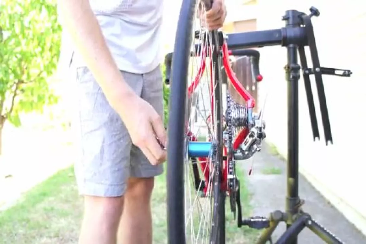 The HubDock allows cyclists to remove a bicycle's rear wheel without touching the chain or derailleur